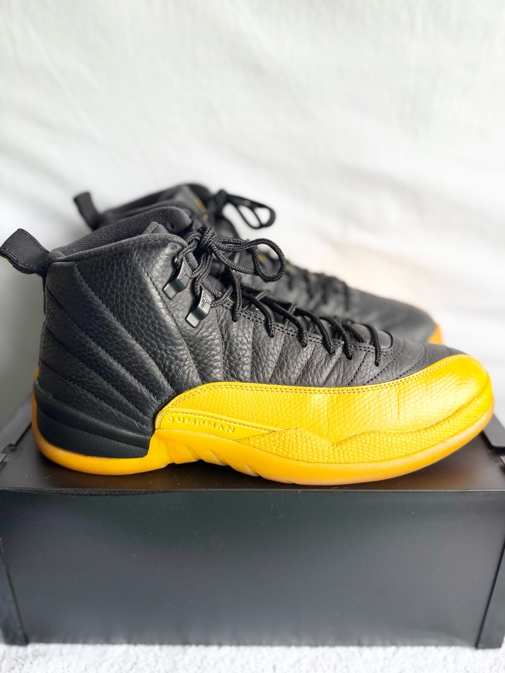 AUTHENTIC Jordan 12 Retro Black University Gold size 9 130690-070 2020 PRE-OWNED